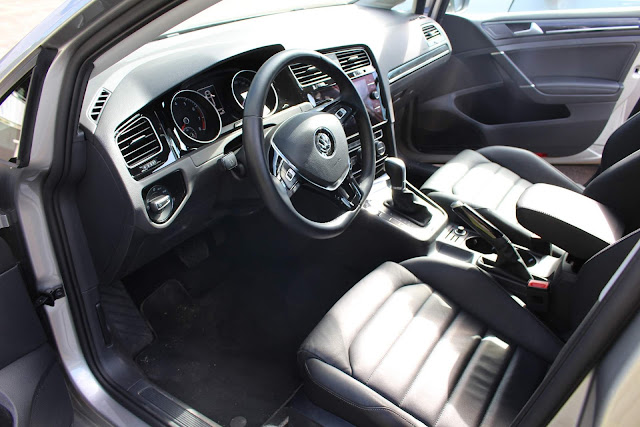 VW Golf 2018 x Toyota Corolla 2018 - interior