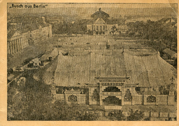 Chapiteau, façade, entrée du cirque et installation du cirque Allemand Busch Berlin