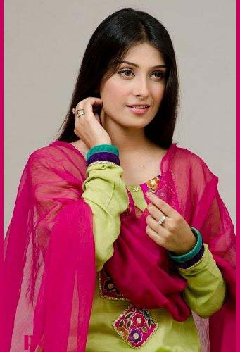 pakistani Model Aiza Khan Pictures ans Profile 