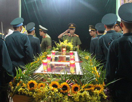 Tri an phi cong hy sinh vi bau troi binh yen cua To quoc - Anh 8