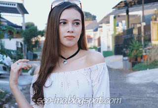 Foto Annette Edoarda pakai kacamata dikepala Foto Annette Edoarda pakai kacamata dikepala