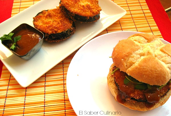 Hamburguesa de berenjena con panko y salsa satay