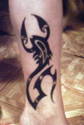 Tatuagem de escorpião na perna estilo tribal