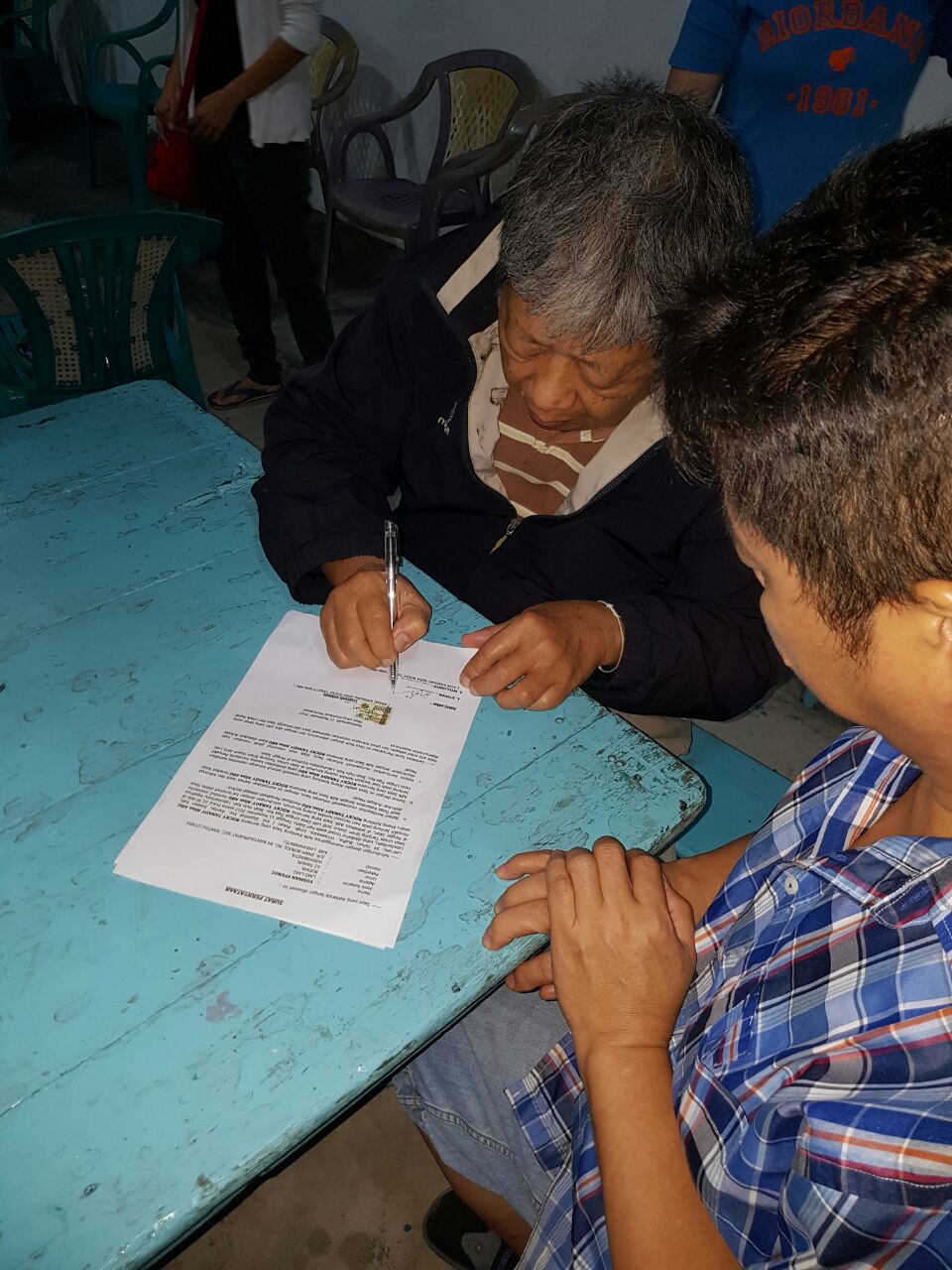 Keluarga Korban saat menandatangani surat pernyataan menolak untuk dilakukan autopsy terhadap jenazah korban. Keluarga Korban saat menandatangani surat pernyataan menolak untuk dilakukan autopsy terhadap jenazah korban.