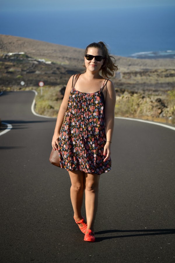 look_outfit_cangrejeras_goma_jelly_shoes_vestido_flores_nudelolablog_05
