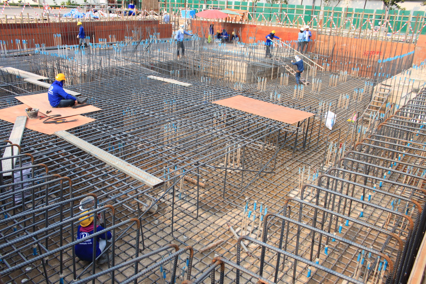 монолитная стройка. бетонирование в строительстве. автобетононасос бетоновод. укладка бетона. стройка бетон.