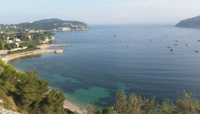 Cap Ferrat und Bucht von Villefranche-sur-mer, boote auf dem Meer, Südfrankreich