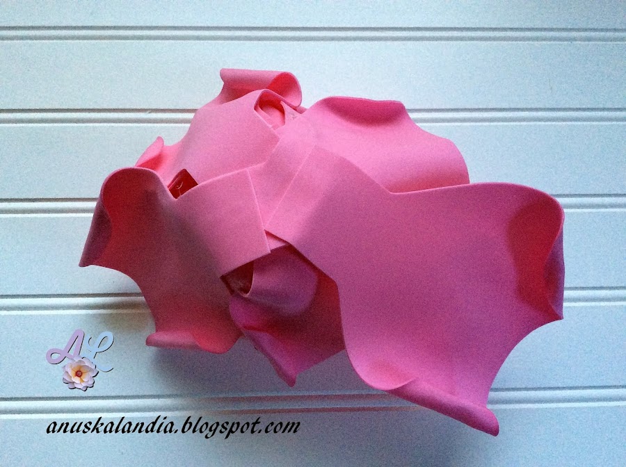 Rosa-gigante-en-goma-eva-o-foamy-19-pegar-pétalos-parte-posterior-Anuskalandia