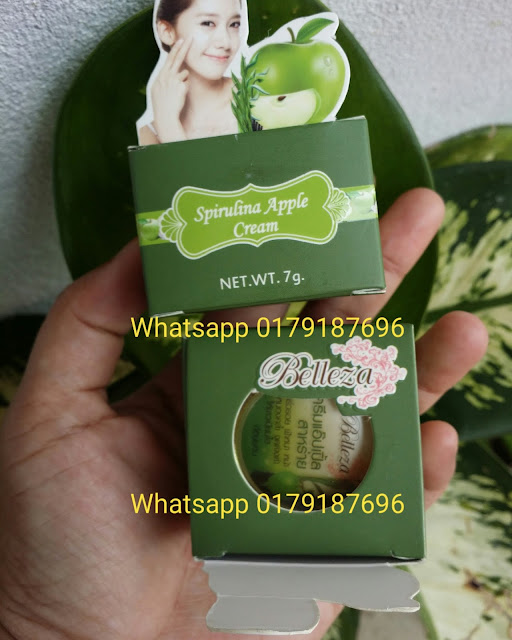 Belleza Spirulina Apple Cream merupakan krim wajah buatan Thailand yang diformulasikan untuk mewujudkan mimpi anda yang memiliki wajah berjerawat menjadi memiliki wajah bersih, putih tanpa noda apapun di wajah. Cream ini sehat dan aman dipakai karena terbuat dari bahan utamanya yaitu apel. Buktikan khasiatnya hanya dalam 5-10 hari, anda akan takjub dengan perubahannya :) HARGA: 70G 1 PCS RM30 S/M..RM35 S/S..FREE POSLAJU >>Whatsapp 0179187686 Fungsi Belleza Spirulina Apple Cream: 1. Menghilangkan jerawat 2. Menghilngkan bekas-bekas jerawat 3. Menghilangkan flek-flek hitam di wajah 3. Memutihkan dan mencerahkan wajah 4. Mengecilkan pori-pori wajah 5. Mengencangkan wajah Bahan: Aqua, Simmondsia chinensis (Jojoba) MINYAK Apel Seweed Extract, Gliseril Steerate SE, Gliserin Asam stearat, Gliseril monostearat, Phenyl Trlmethlcone Carnauba Wax, tokoferil asetat, Fenoksietanol Disodlum EDTA, Sodlum Matabisulflte, Lumiskin (Whitening) Niacinamide, DLL Aturan pakai: PEMAKAIAN MALAM 1. Cuci muka hingga bersih dan keringkan. 2. Oleskan cream secara tipis dan merata pada seluruh wajah dan leher. 3. Khusus pada bagian jerawat / bekas jerawat oleskan krim secara tebal untuk mempercepat penyembuhan. Size: 7 g #spirulina #creamspirulina #bellezaspirulinaapplecream #aplecream #jualbellezathailand #belleza #krimjerawatampuh #penghilangjerawat