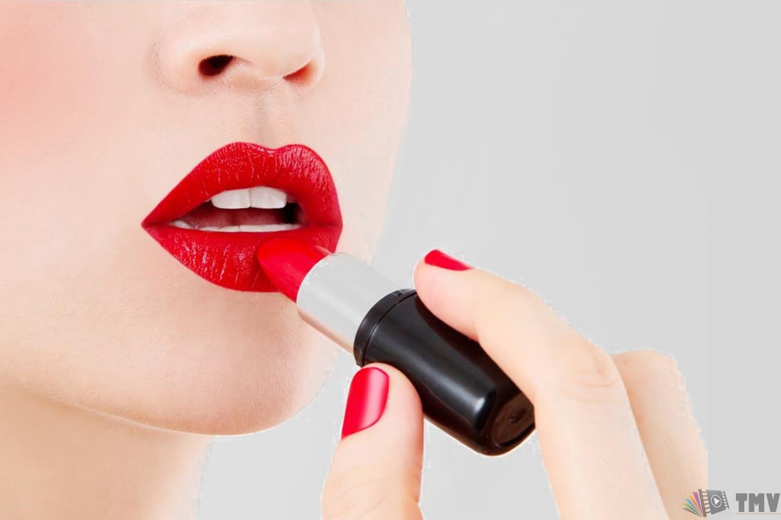 красивые губы девушек. красные губы. яркая помада. со скольки лет можно красную помаду. яркие губы.