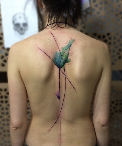 Outra aquarela de inspiração coluna vertebral da tatuagem. Este parece um pouco como uma flor. A melhor coisa sobre aquarela de inspiração tatuagens são o toque de brilhantes e cores pastel. É, na verdade, um disco rígido de estilo para encontrar um bom tatuador.