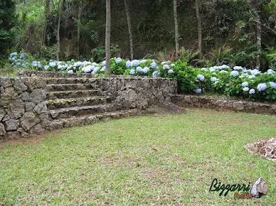 Escada de pedra no jardim com pedra rachão tipo de pedra rústica que é a sobra de pedra quando esta tirando a pedra paralelepípedo ou a pedra folheta, sai essa pedra rachão em área de lazer de condomínio em Atibaia-SP.