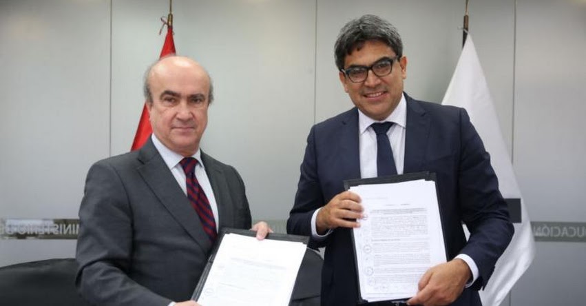 Directores de colegios estudiarán gratis diplomado en gestión escolar, gracias a convenio entre el MINEDU y la OEI Directores de colegios estudiarán gratis diplomado en gestión escolar, gracias a convenio entre el MINEDU y la OEI
