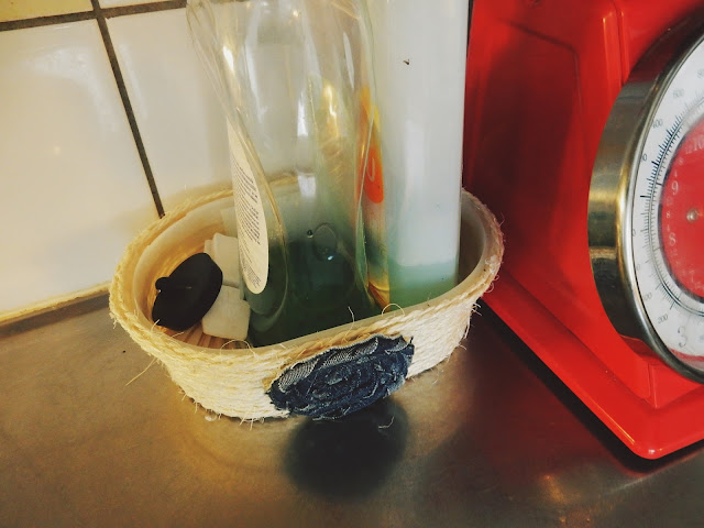 Jäätelöpurkista teline tiskiaineille