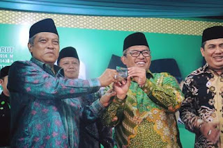 Ketika Bakal Capres PKS Ahmad Heryawan Diberi Kartu KartaNU oleh Ketua Umum PBNU KH Said Aqil Siradj 