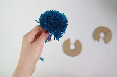 Pompoms selber machen mit Schablonen aus Pappe Pompoms selber machen mit Schablonen aus Pappe