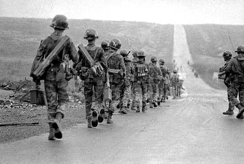 Résultat de recherche d'images pour "những người lính bị bỏ rơi trong chiến tranh Việt Nam"