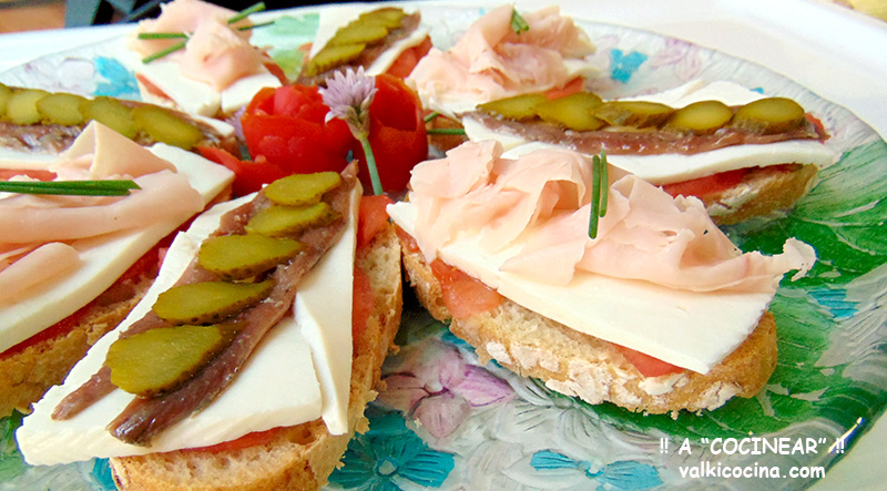 Montaditos o tostas de queso fresco con anchoas y pavo