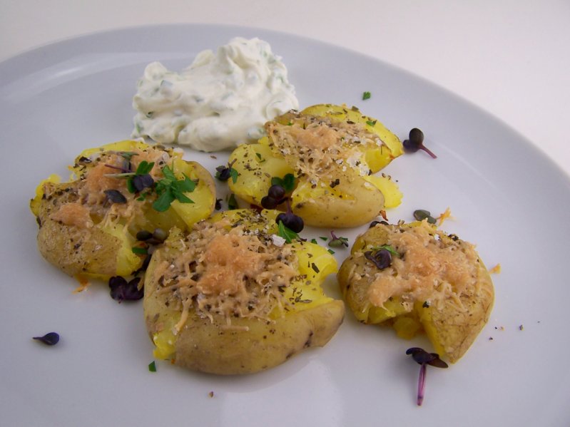 Lecker Bentos und mehr: Gratinierte Quetschkartoffeln mit Schnittlauch-Dipp