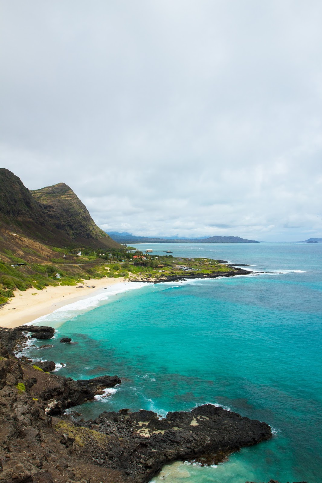 Turquoise ocean on Oahu, Hawaii