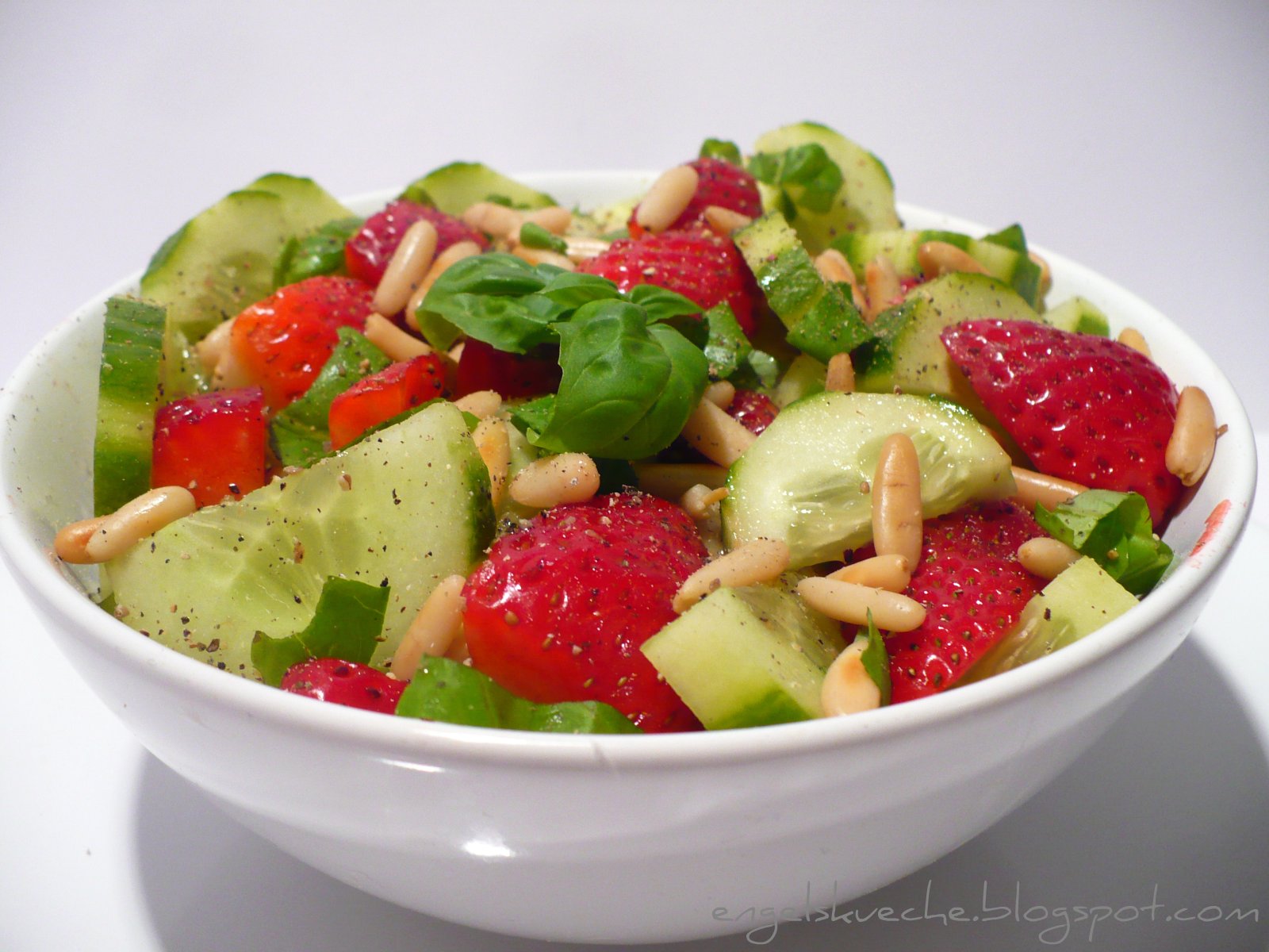 Essen aus Engelchens Küche: Pfeffriger Erdbeer-Gurken-Salat mit ...