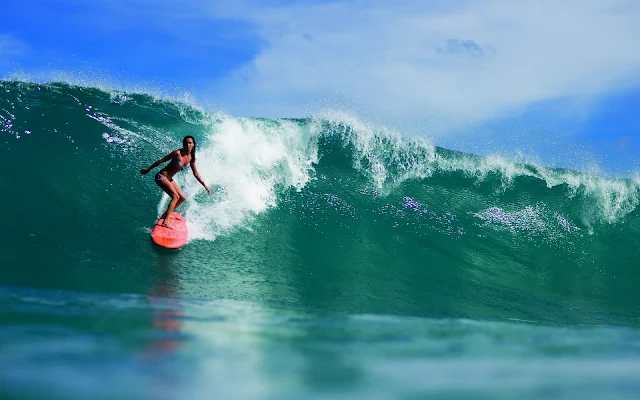 vrouw surfplank surfen golf achtergrond