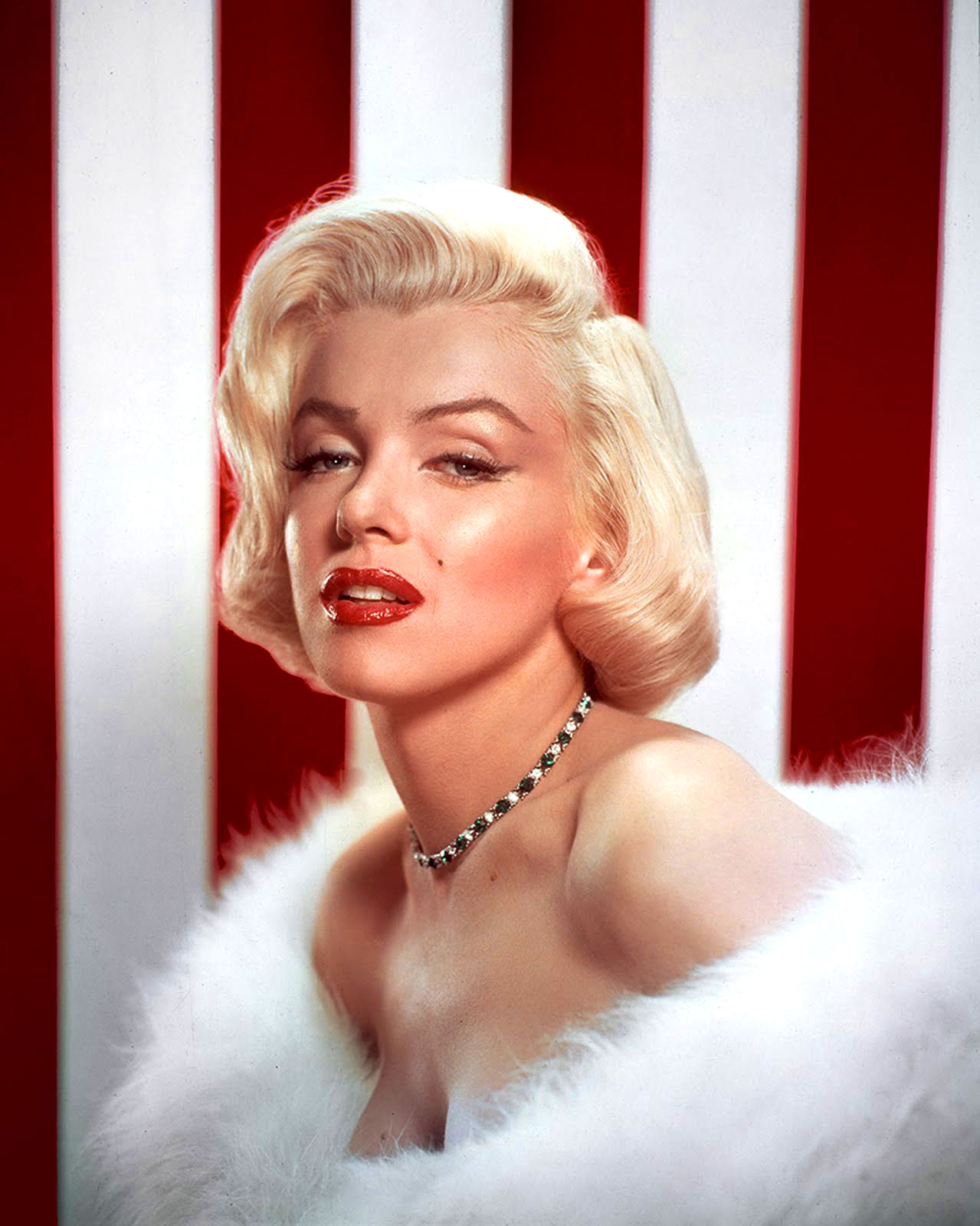 http://2.bp.blogspot.com/-DySajMCmxZQ/T5EdiEfmQWI/AAAAAAAAPPI/7db2mm8ijbw/s1600/Marilyn-Monroe-American-Flag.jpg