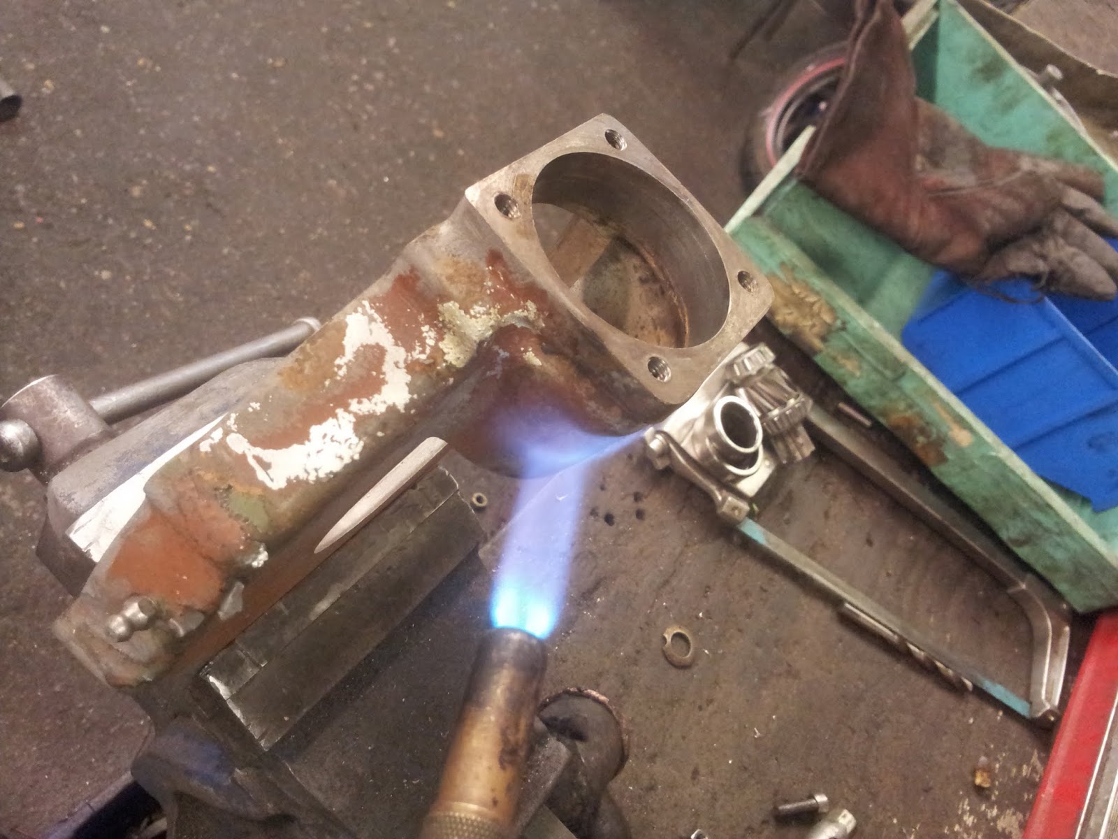 1953 Nimbus Drive shaft bearings removing / replacing