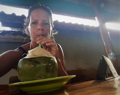 Ellis drinking a coconut at the island of Koh Jum Thaise Kokosnoot op Koh Jum