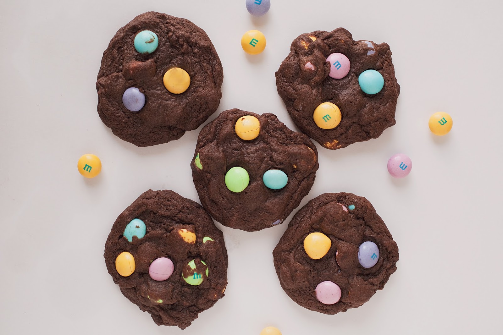 CHOCOLATE COOKIES WITH EASTER M&M'S Tell Love and Party