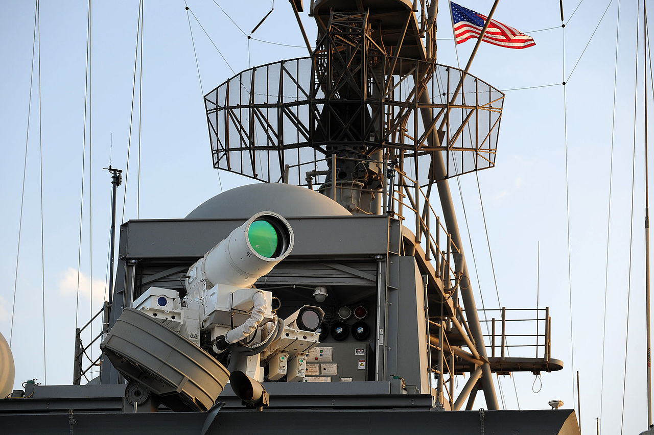 0%2BLaser_Weapon_System_aboard_USS_Ponce_%2528AFSB%2528I%2529-15%2529_in_November_2014_%252805%2529