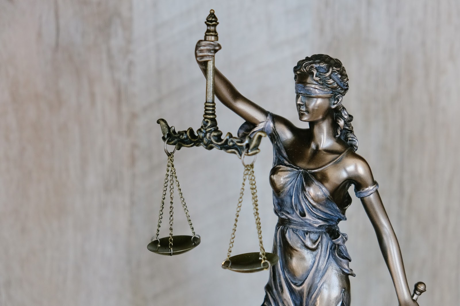 His word is law" nghĩa là gì?
