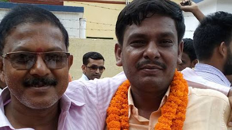 जमुई नगर परिषद के नए लिए मुख्य पार्षद के लिए संतोष साह की पत्नी रेखा देवी 16 वोटों से विजयी होने के बाद जीत के जश्न की झलकिया.