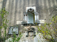 Detall de l'escut i la finestra sobre el portal del Mas Avel·lí
