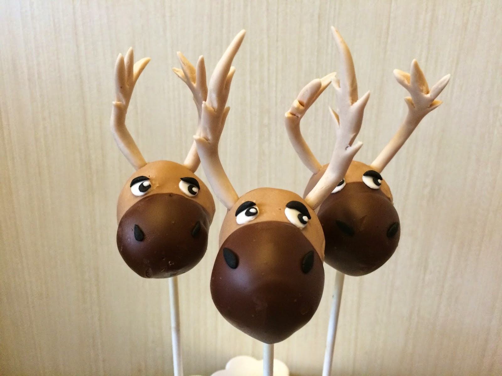 Crissa's Cake Corner!: Frozen Cake Pops
