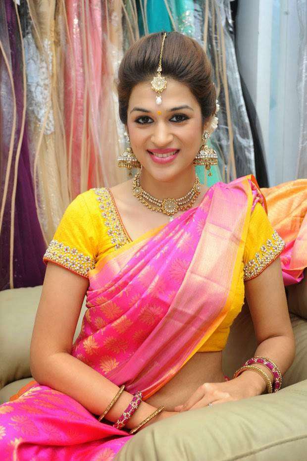 Beautiful Telugu Girl Shraddha Das Stills In Traditional Pink Saree
