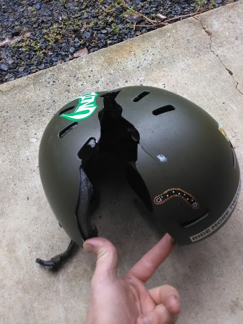 10 Foto Keberuntungan ini Menjadi Bukti Pentingnya Memakai Helm, Agar Tak Selalu Disepelekan 10 Foto Keberuntungan ini Menjadi Bukti Pentingnya Memakai Helm, Agar Tak Selalu Disepelekan