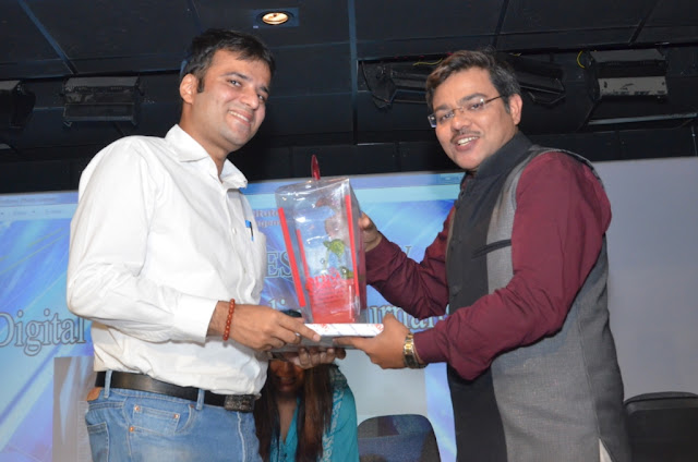 Ajay Kumar Mishra, DD News Anchor feleicitates film critic Murtaza Ali Khan at Digital Transformation Summit' 17