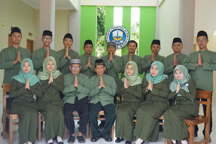 BAPAK DAN IBU GURU SMPIT PONDOK PESANTREN ANNUR CIMANDE FOTO BERSAMA KEPALA SEKOLAH