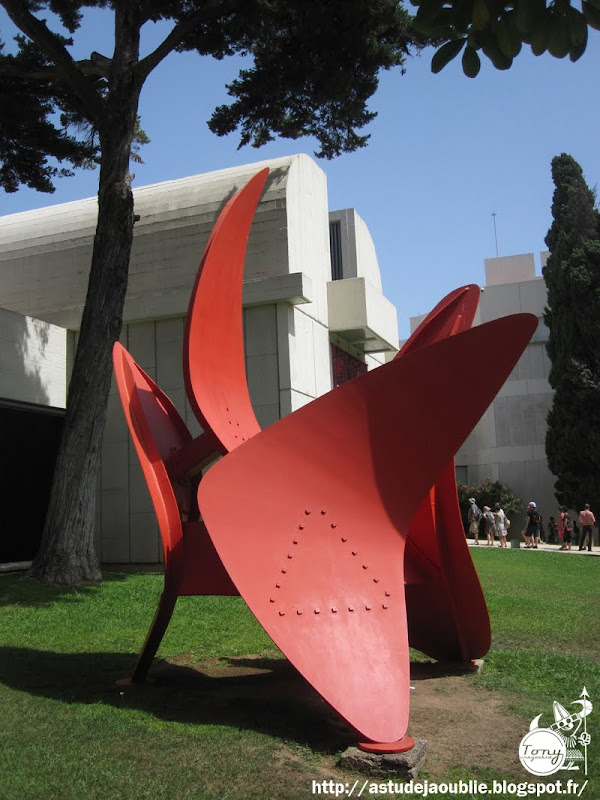 Barcelone - Fondation Joan Miró - Barcelona -  Fundació Joan Miró  Architecte: Josep Lluís Sert  Sculptures:  Joan Miró, Alexander Calder  Construction: 1975