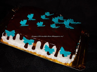 Tort cu ciocolata si fluturi albastrii