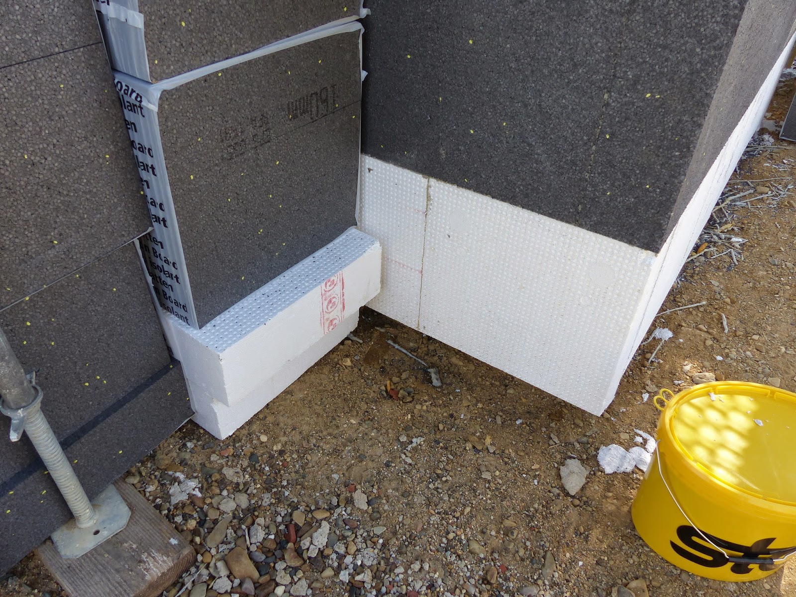 Ein Fels, ein Weg, ein Haus: die Lüftungsanlage und der Estrich sind da