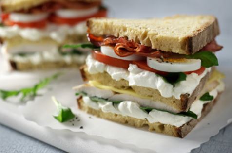Club sandwich με ζυμωτό ψωμί και Philadelphia