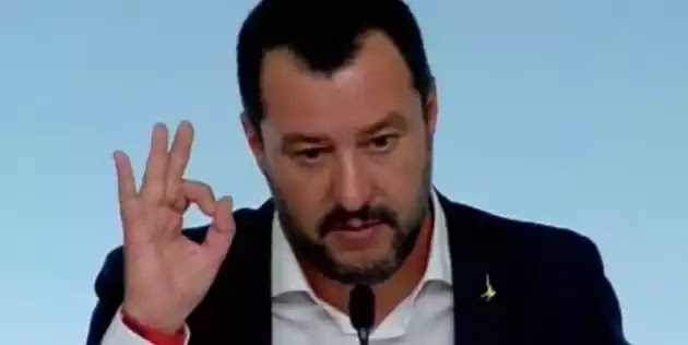 Σαλβίνι: Απολίτιστος ο τρόπος ζωής των γυναικών που θέλουν να κάνουν άμβλωση Σαλβίνι: Απολίτιστος ο τρόπος ζωής των γυναικών που θέλουν να κάνουν άμβλωση