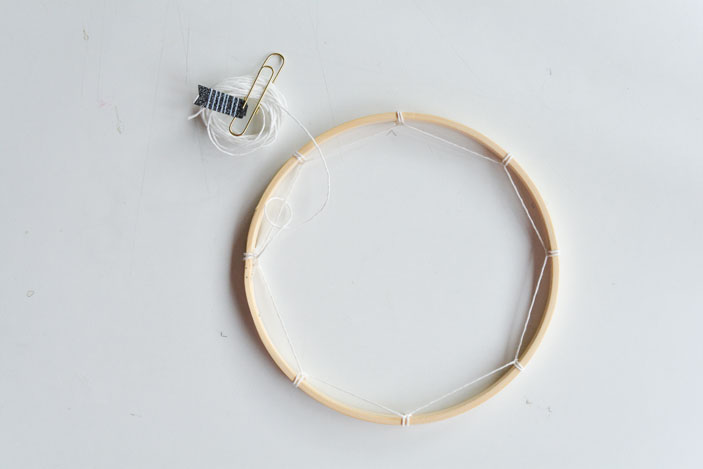 Un nudo en la mitad de cada cuerda