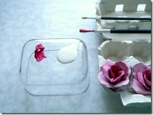 como hacer rosas de carton de huevo