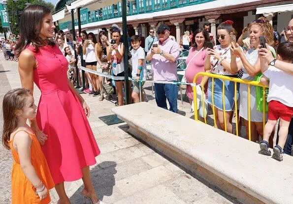 Queen Letizia wore a fuchsia-pink bespoke dress by Carolina Herrera and the Queen wore Coolook Sila earrings.