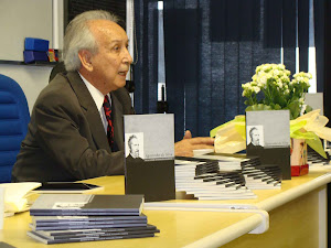 O poeta José Santiago Naud no lançamento do livro em 2010