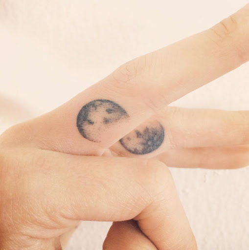 Estes lua dedo, tatuagens