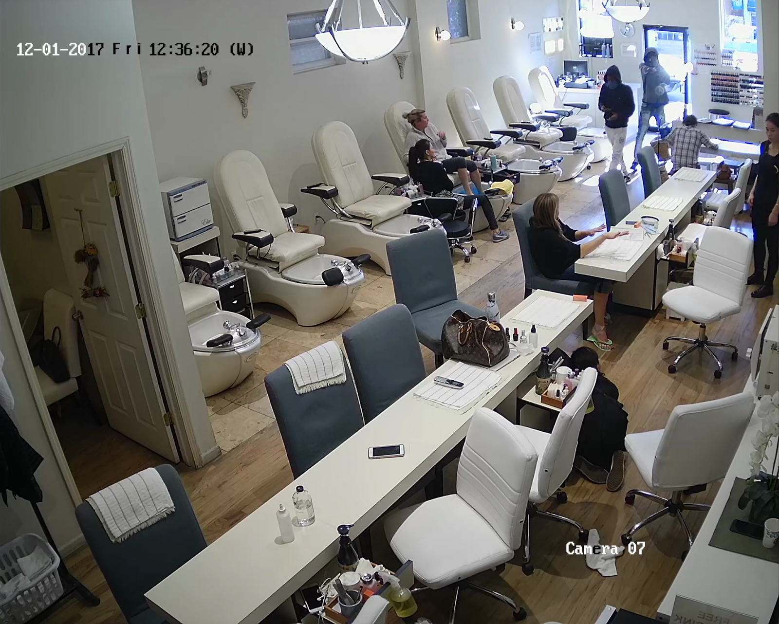 CWB Chicago Wild Images Of Roscoe Village Nail Salon Robbery Released